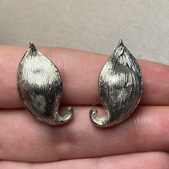 Vintage Signed Lisner Silver Tone Brushed & Polished Leaf Clip On Earrings - Picture 1 of 3
